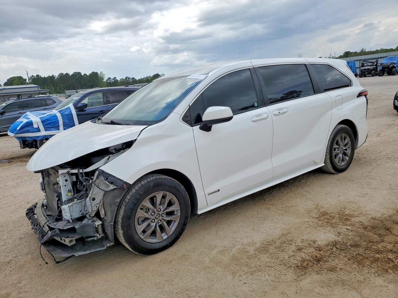 Salvage Toyota Sienna Image