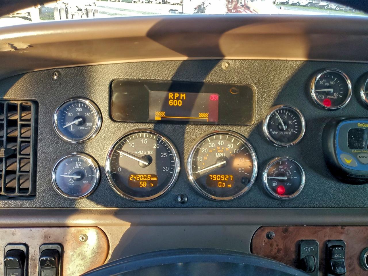 Peterbilt Tractor 587