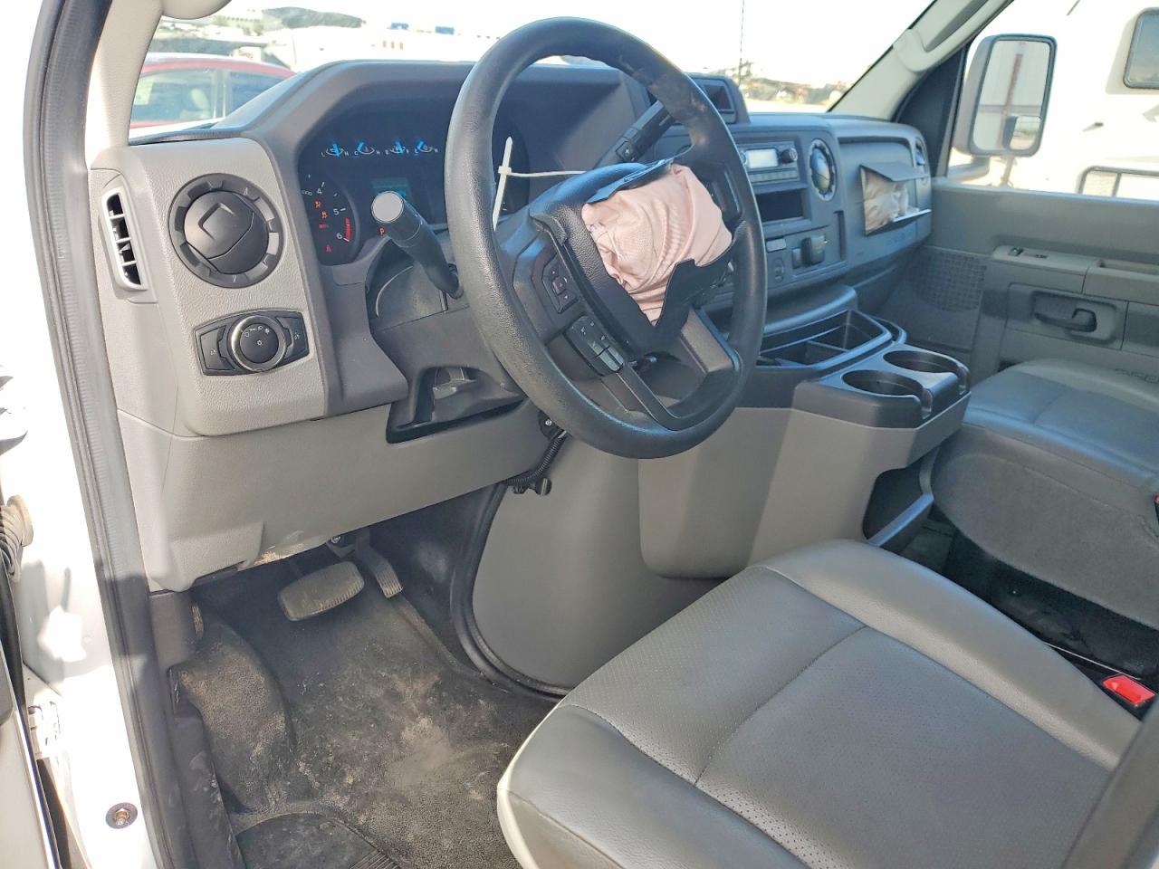 Ford Econoline E450 Super Duty Cutaway Van