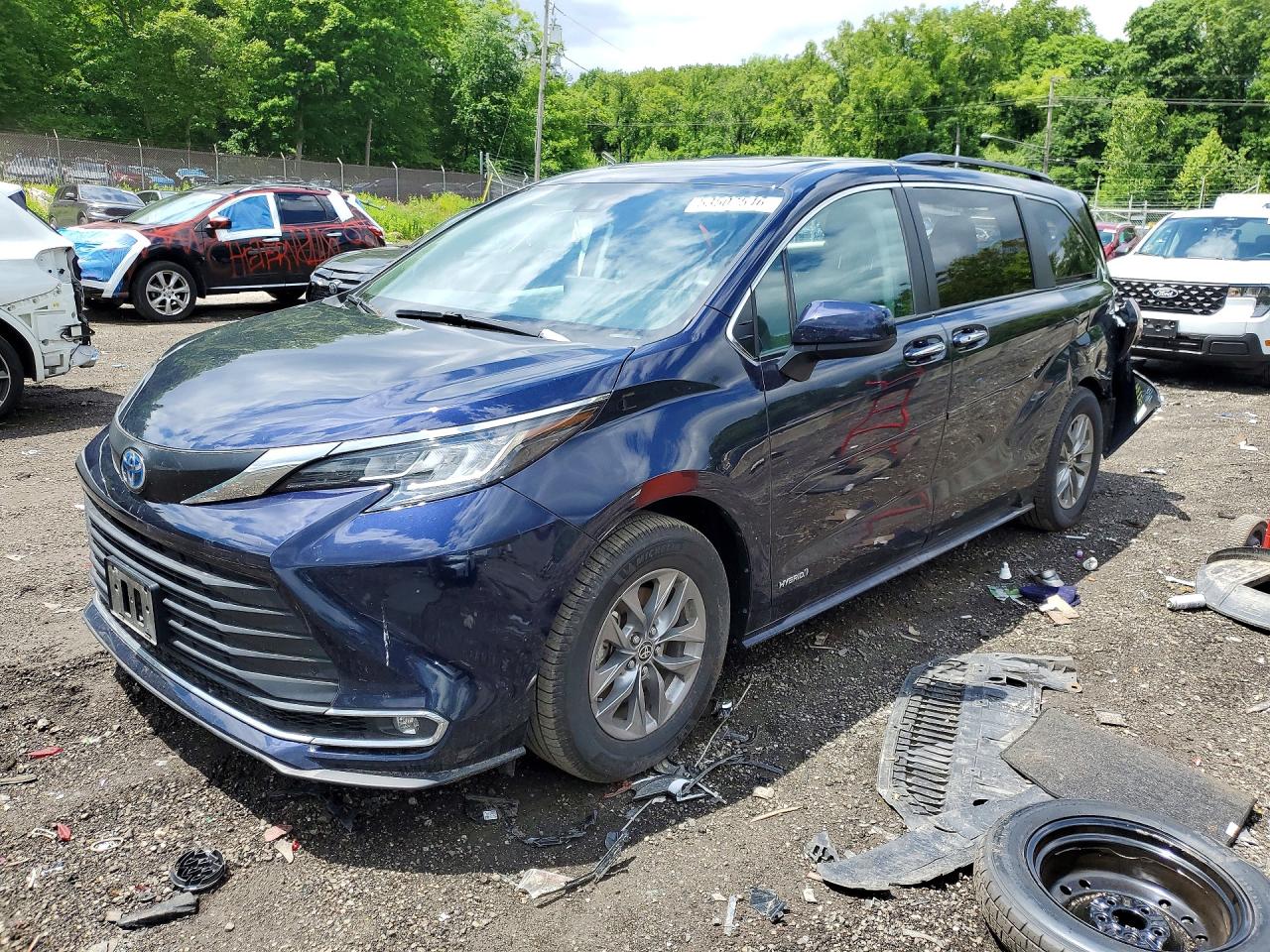 Salvage Toyota Sienna Image