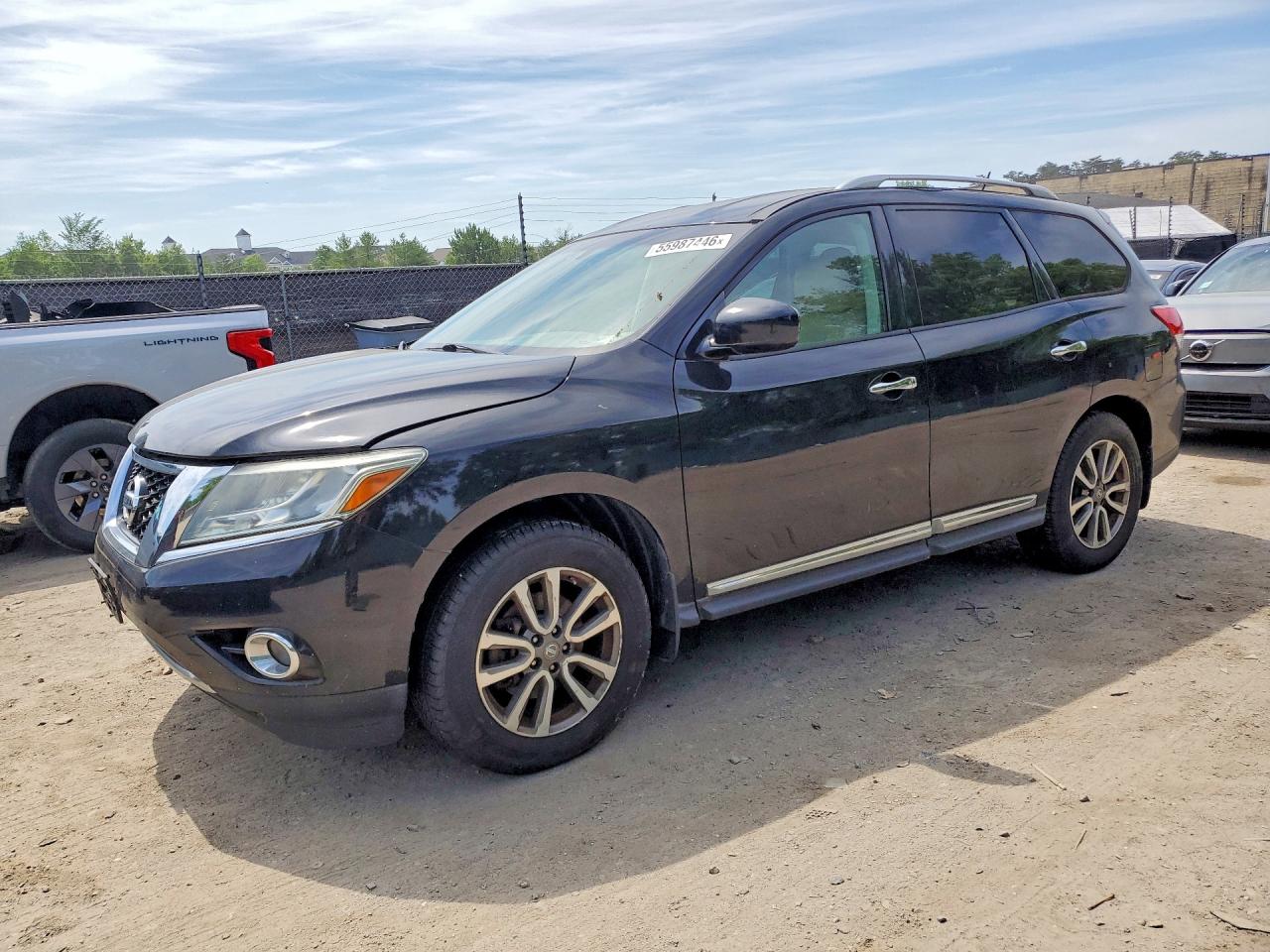 Salvage Nissan Pathfinder Image