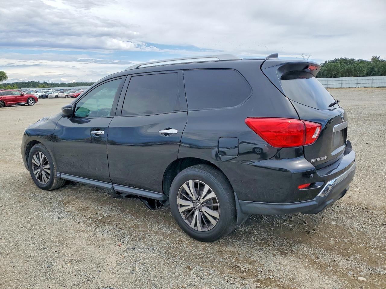 Nissan Pathfinder Sv