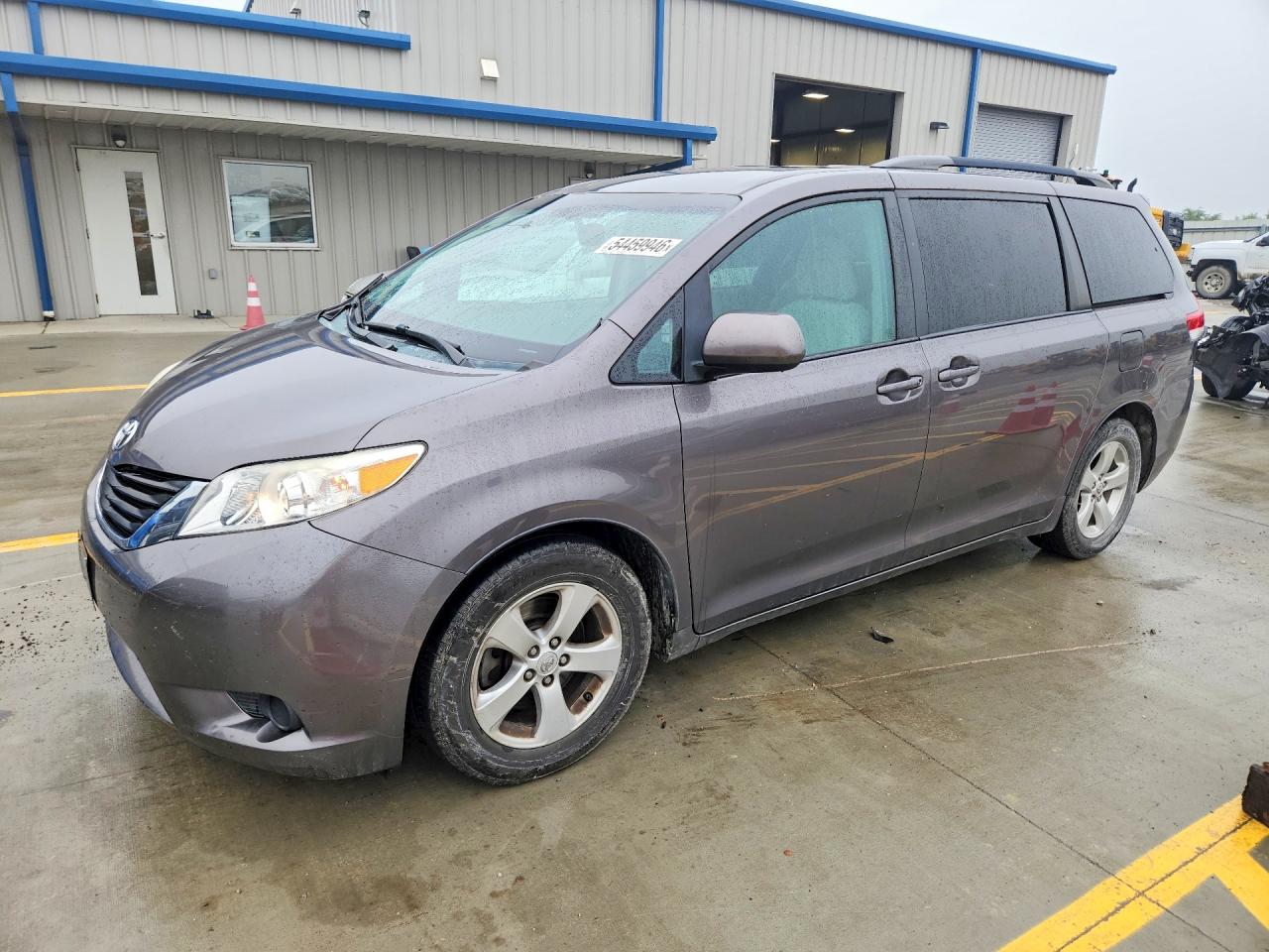 Salvage Toyota Sienna Image