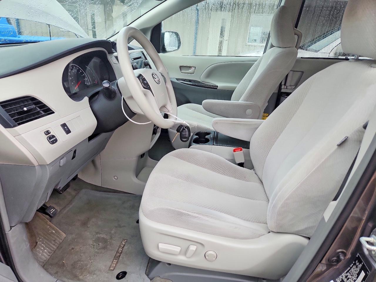 Toyota Sienna Le