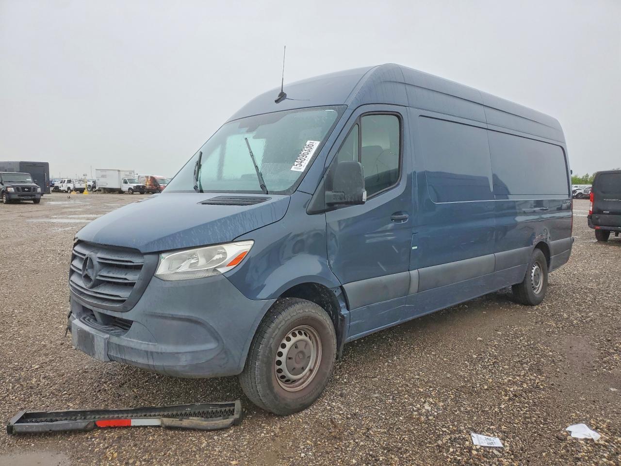Salvage Mercedes-Benz Sprinter Image