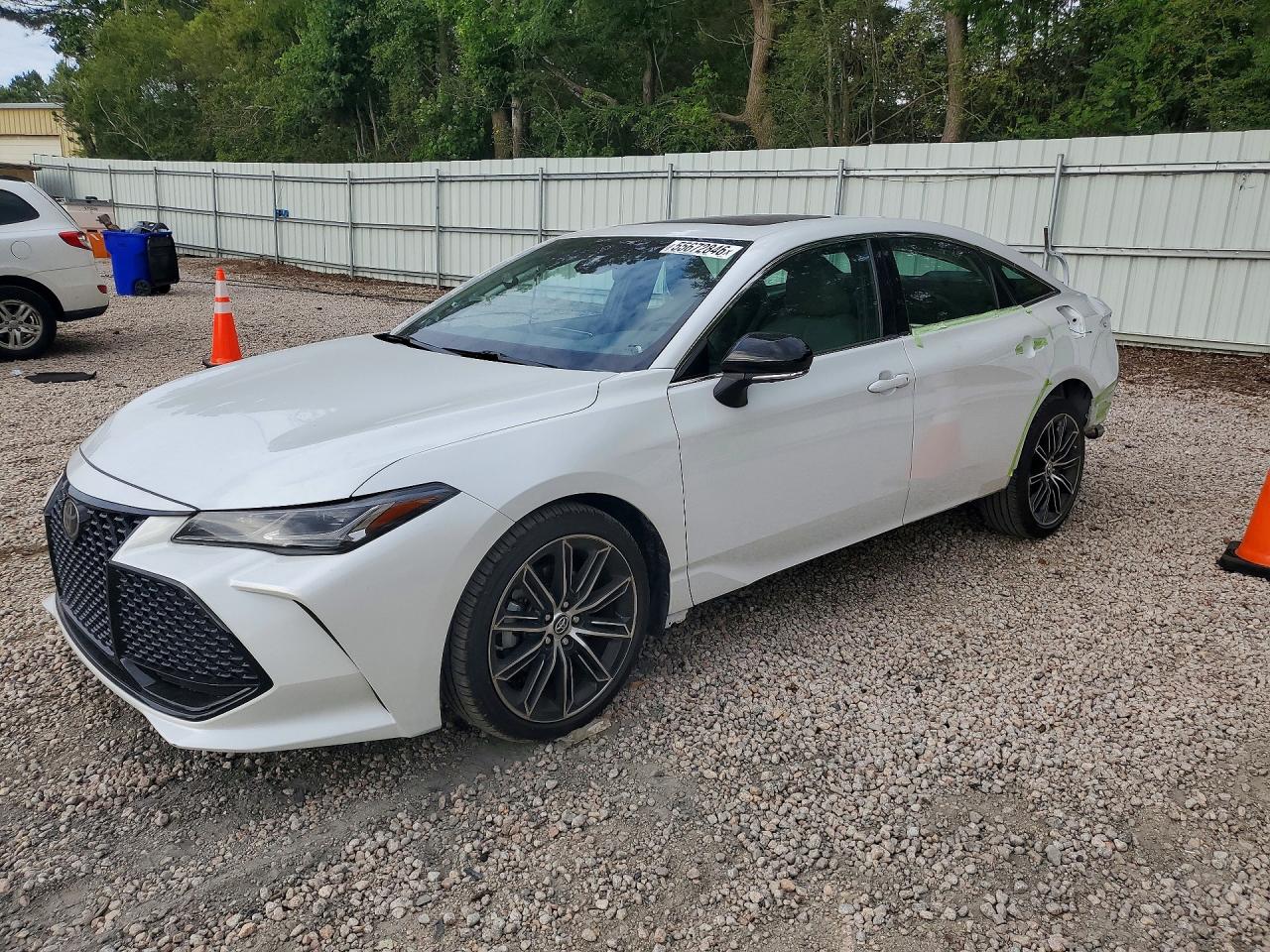 Salvage Toyota Avalon Image