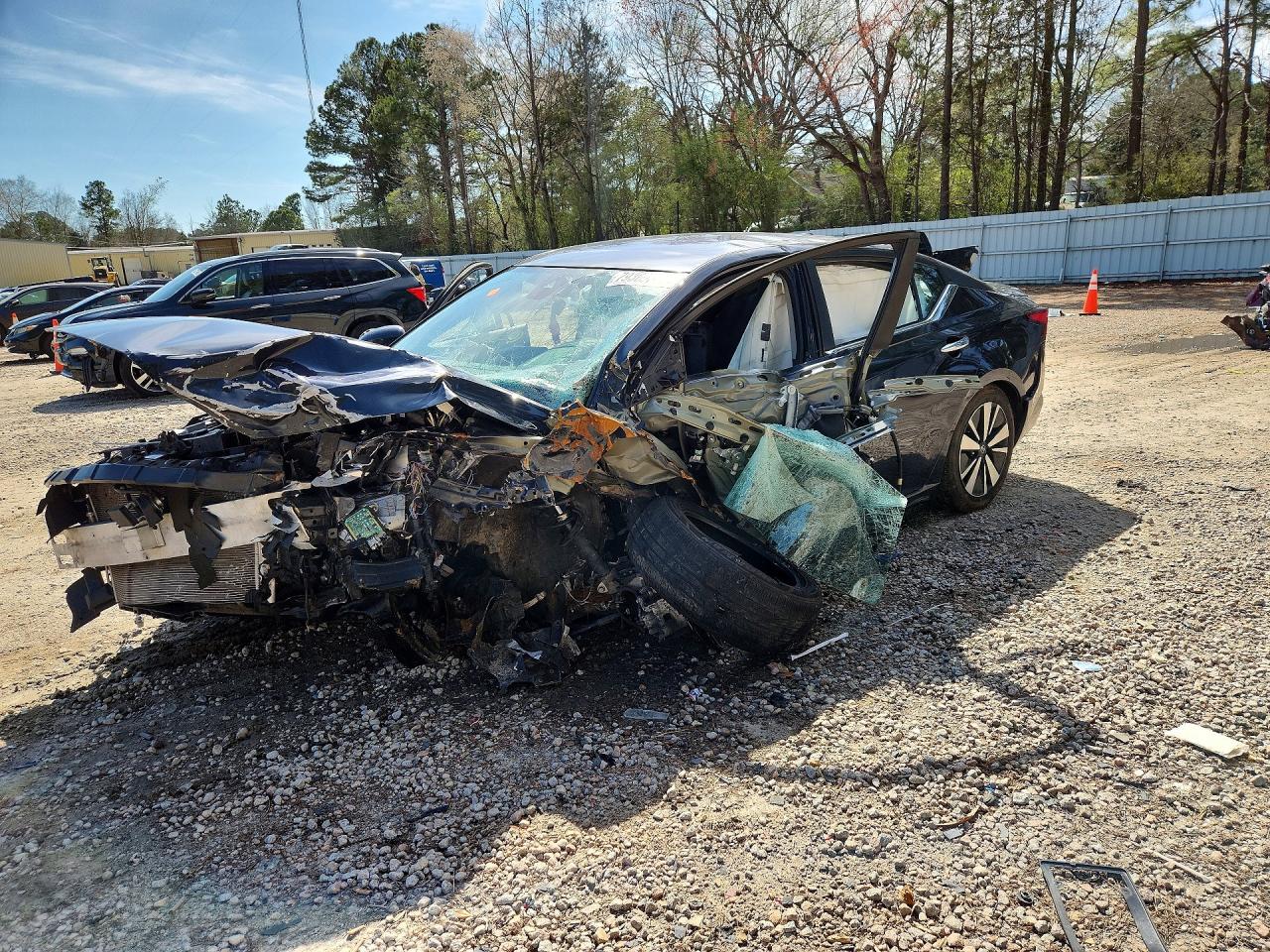 Salvage Nissan Altima Image