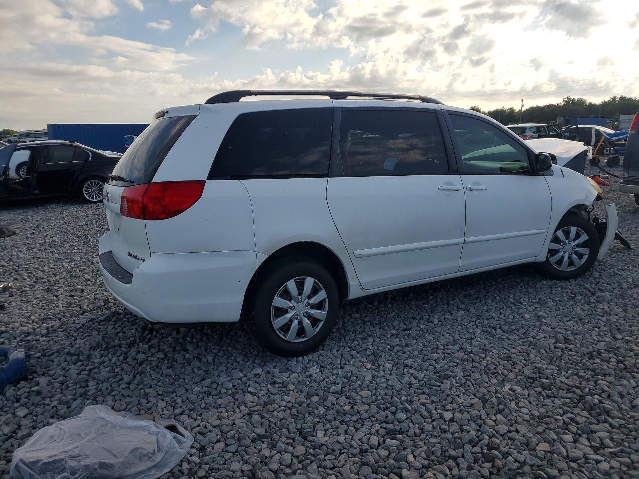 Toyota Sienna Le 8-passenger