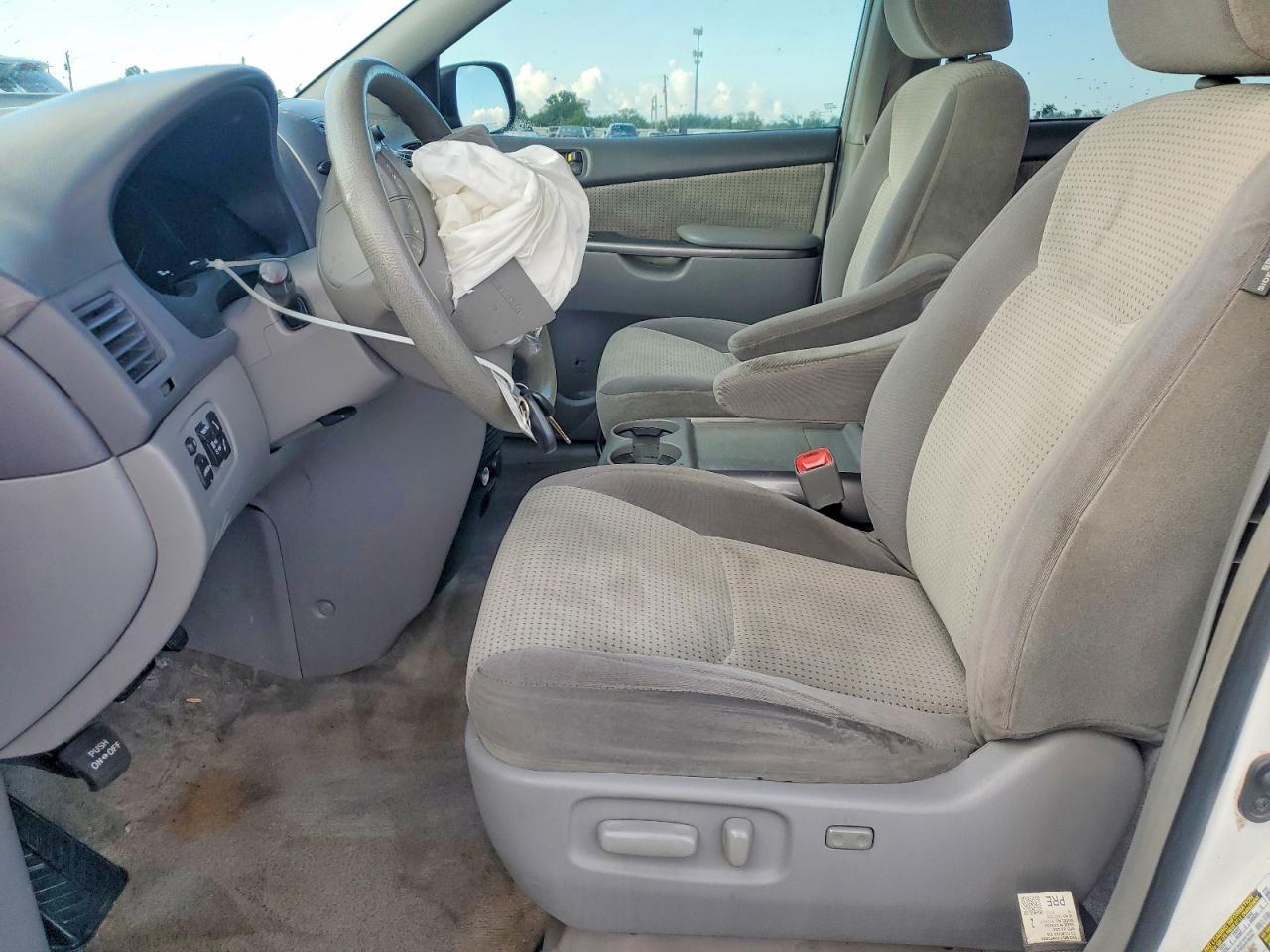 Toyota Sienna Le 8-passenger