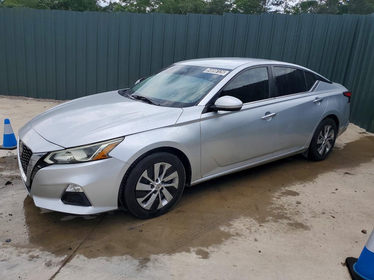 Salvage Nissan Altima Image