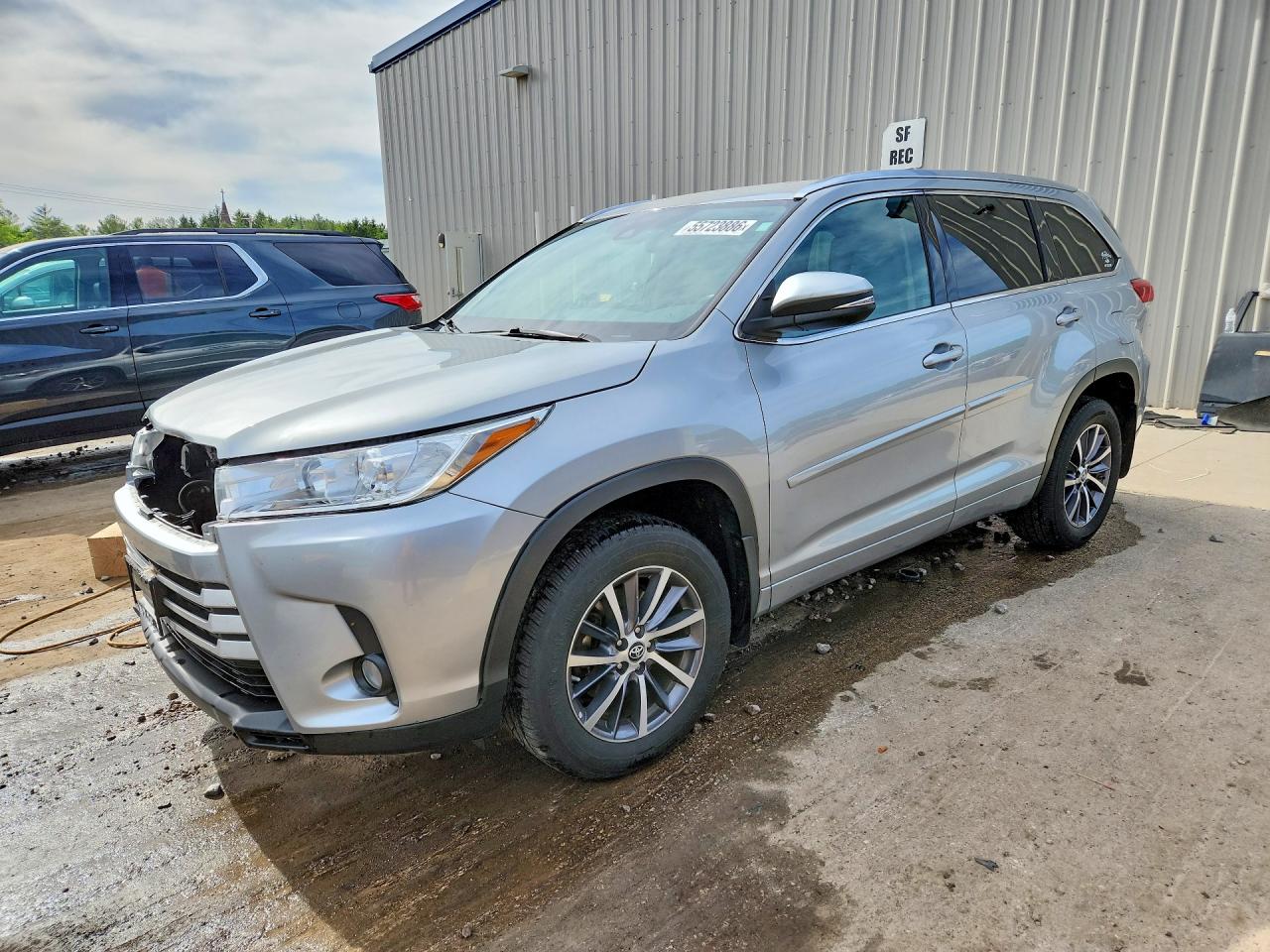 Salvage Toyota Highlander Image