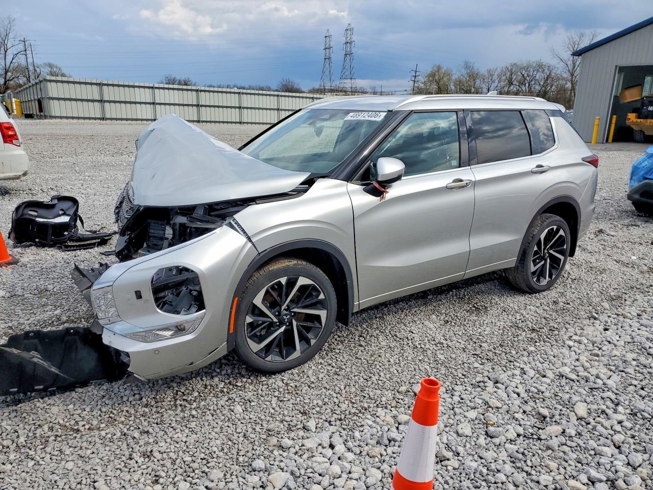 Salvage Mitsubishi Outlander Image