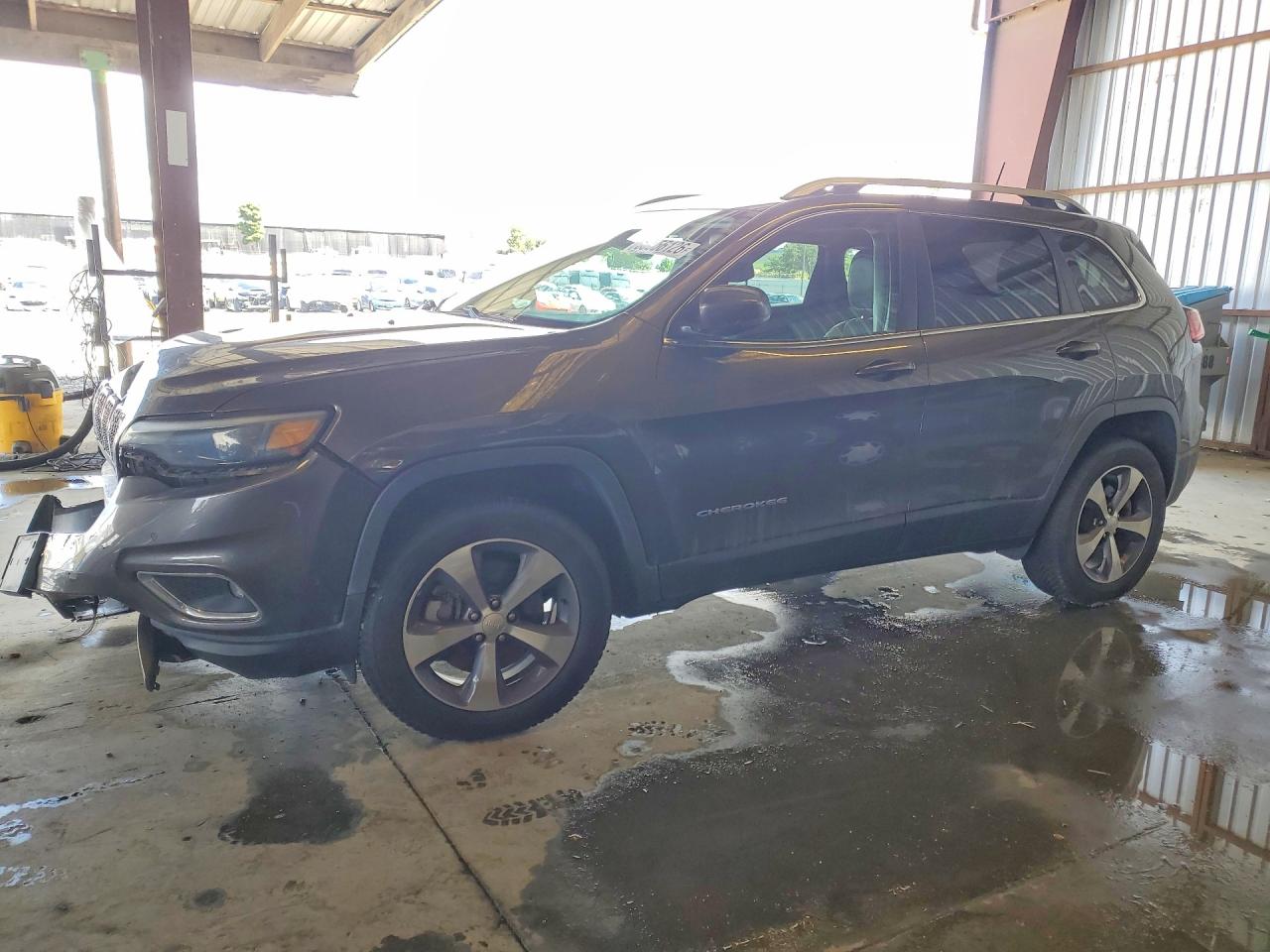 Salvage Jeep Cherokee Image