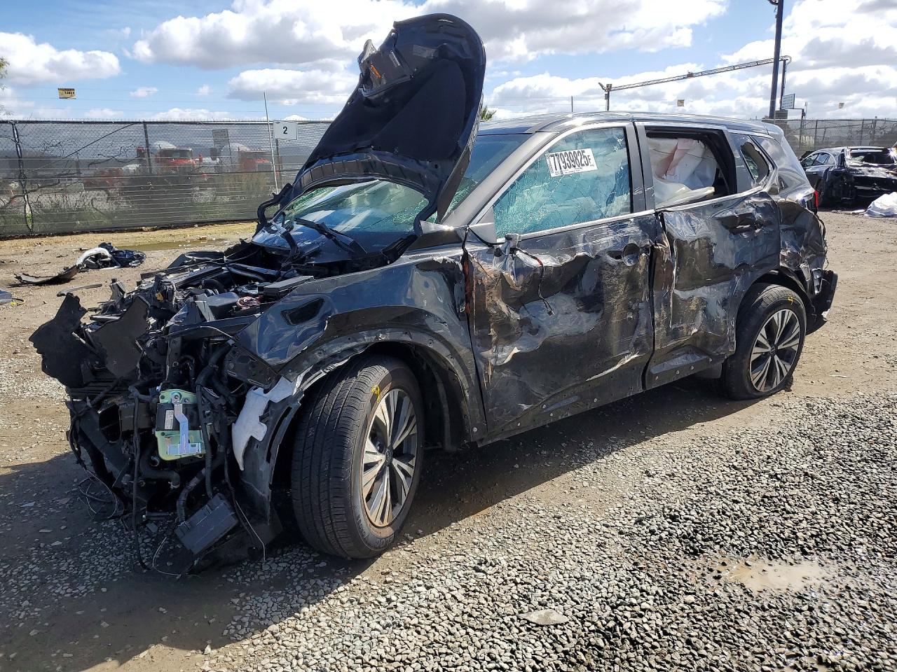Salvage Nissan Rogue Image