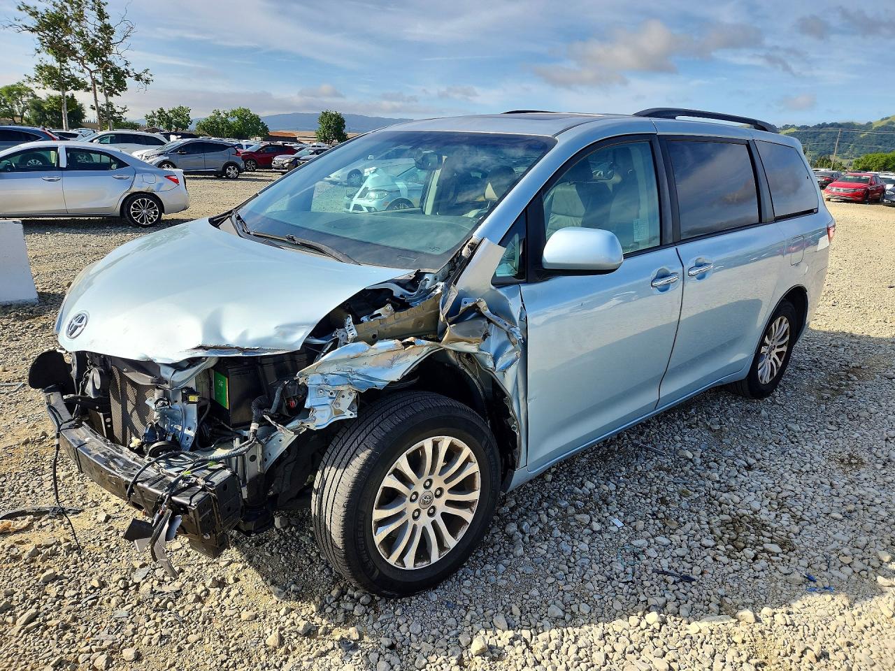 Salvage Toyota Sienna Image