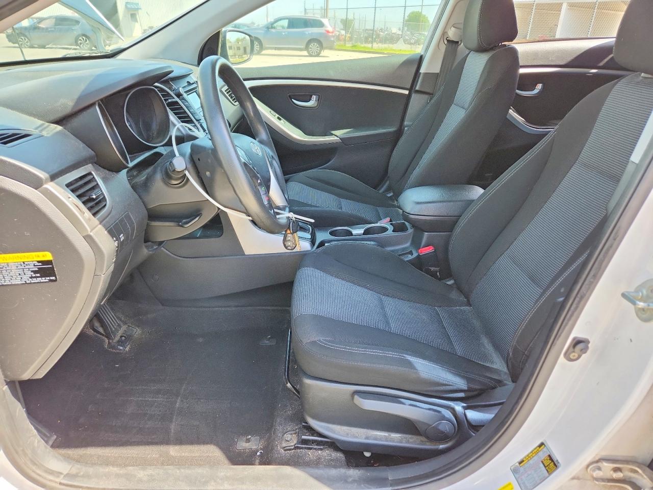 Hyundai ELANTRA Base