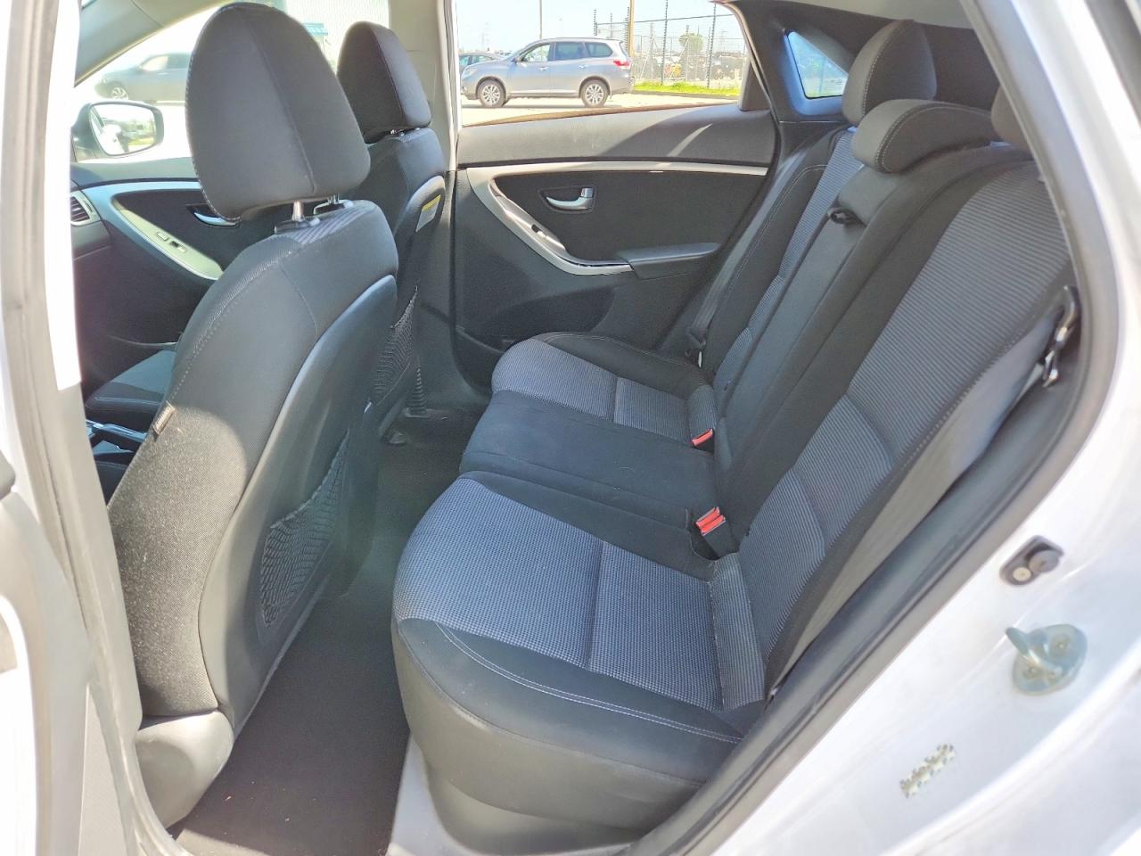 Hyundai ELANTRA Base