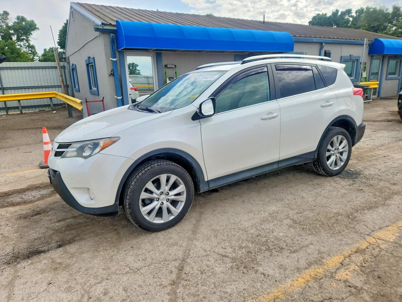 Salvage Toyota RAV4 Image