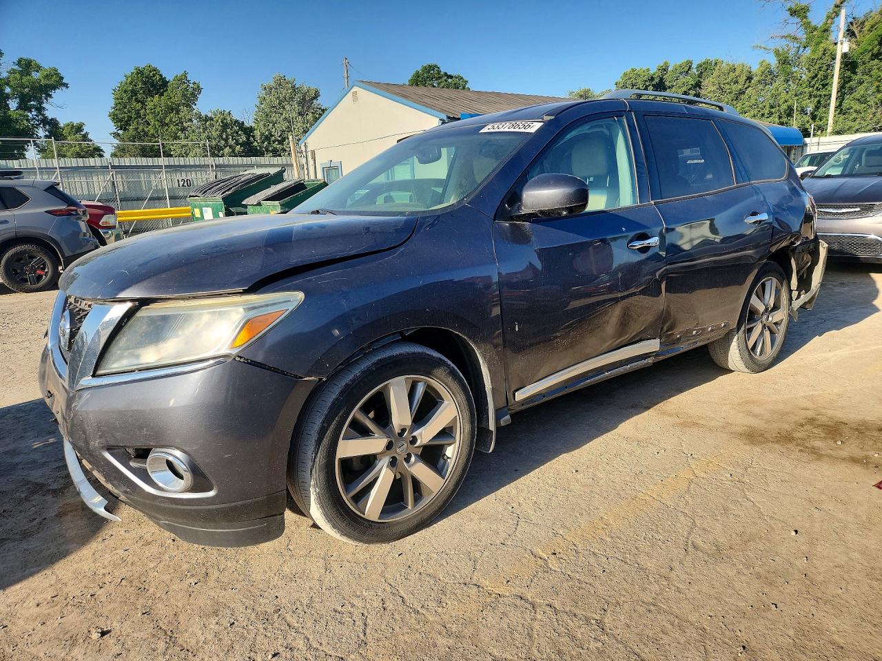 Salvage Nissan Pathfinder Image