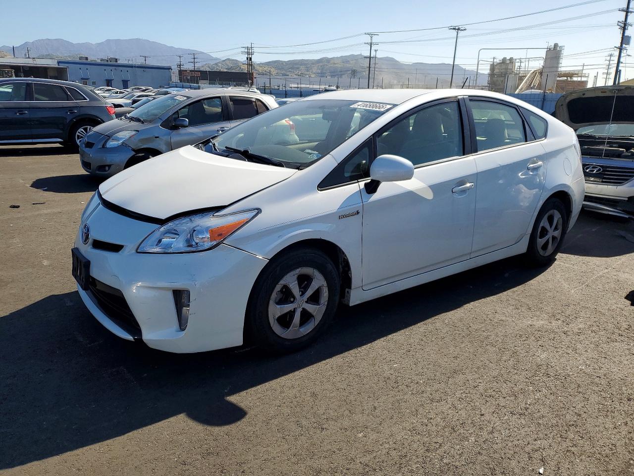 Salvage Toyota Prius Image