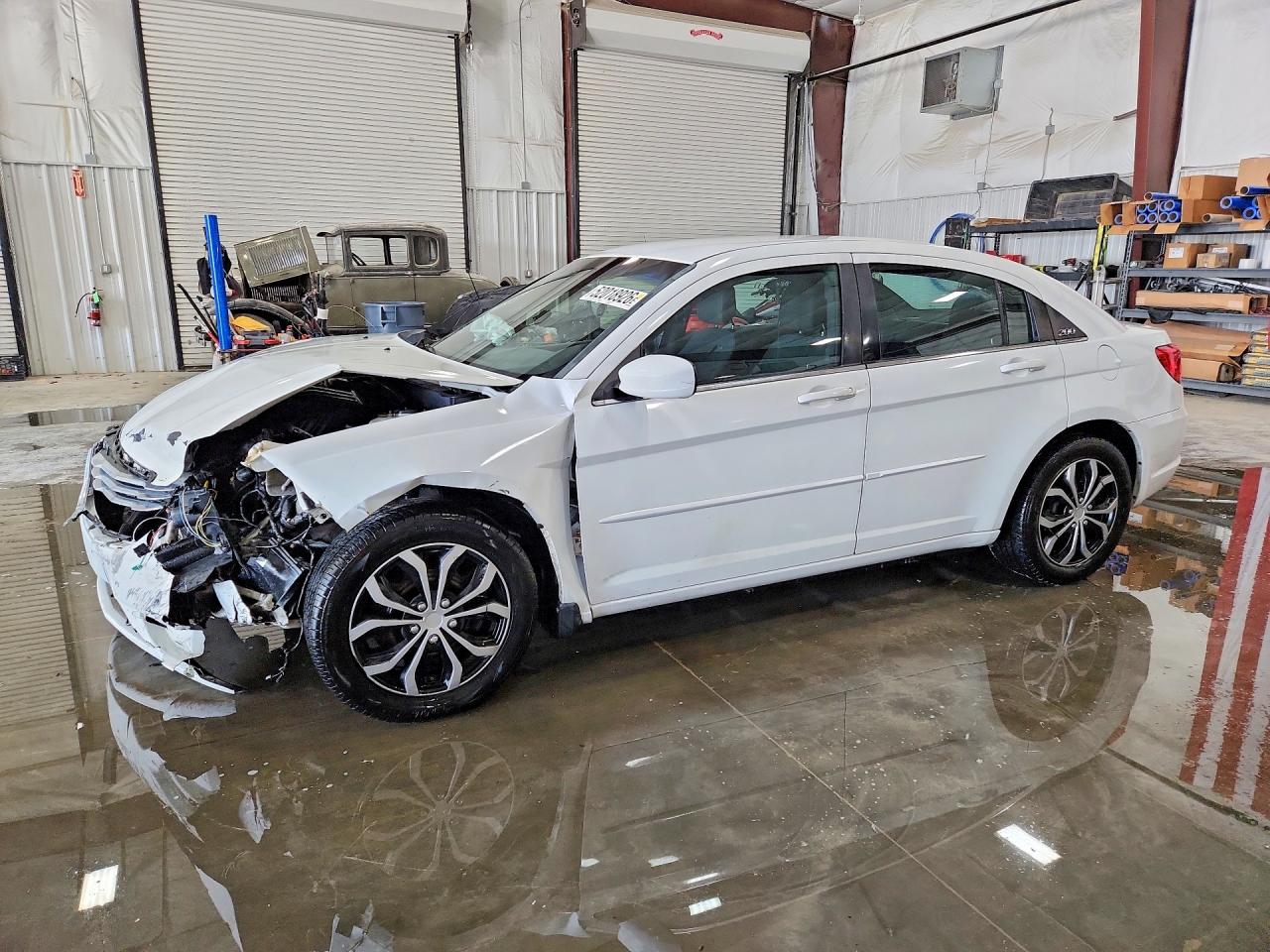 Salvage Chrysler 200 Image