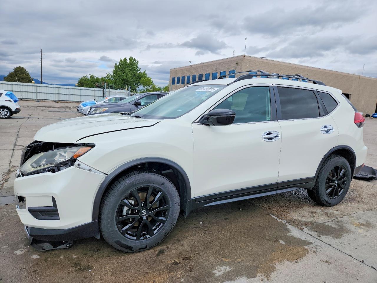 Salvage Nissan Rogue Image