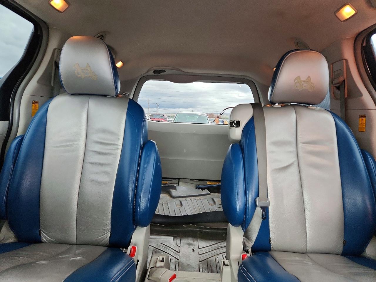 Toyota Sienna Le 8-passenger