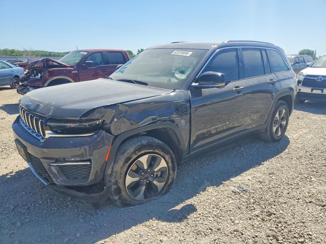 Salvage Jeep Cherokee Image