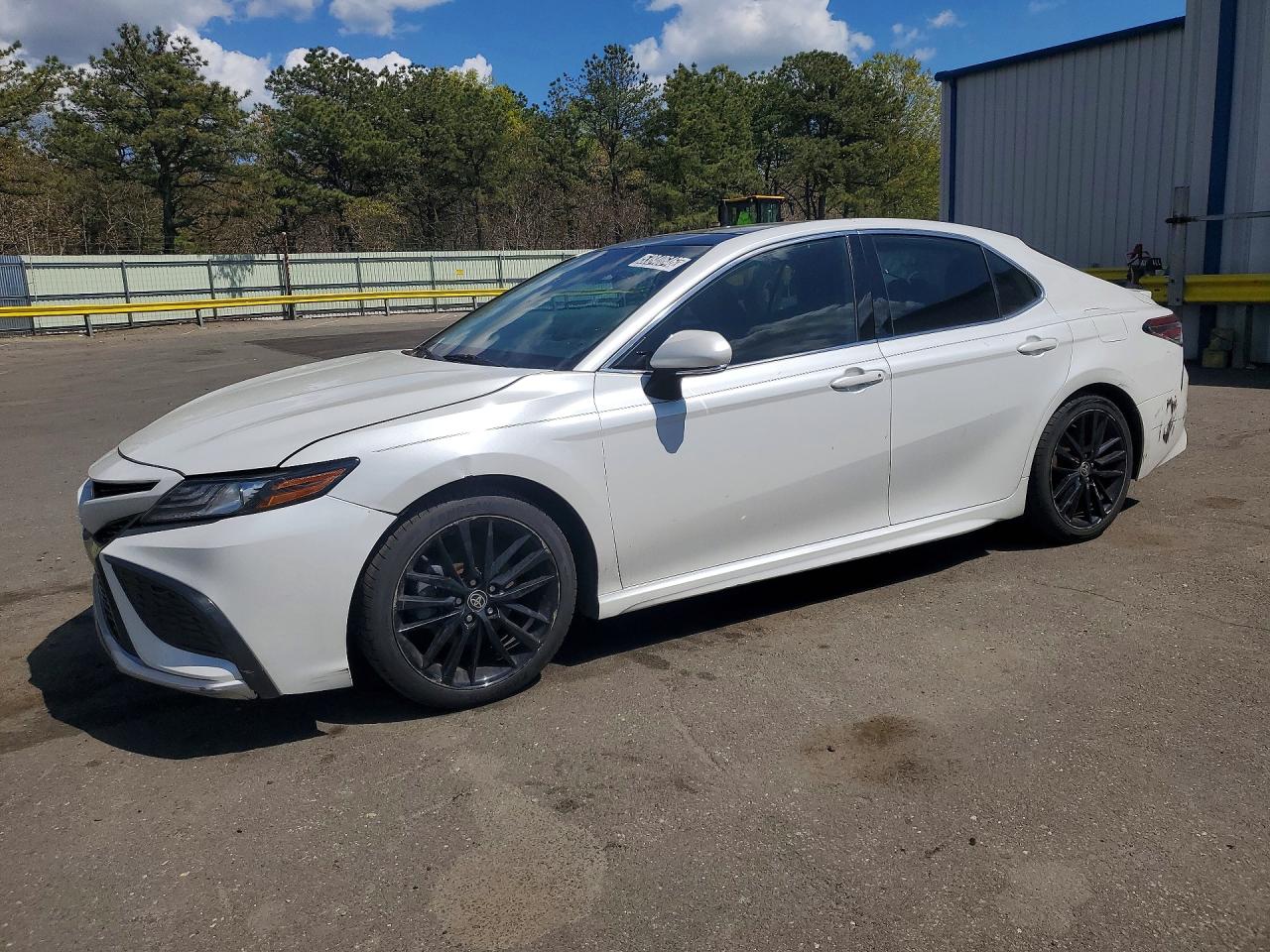 Salvage Toyota Camry Image