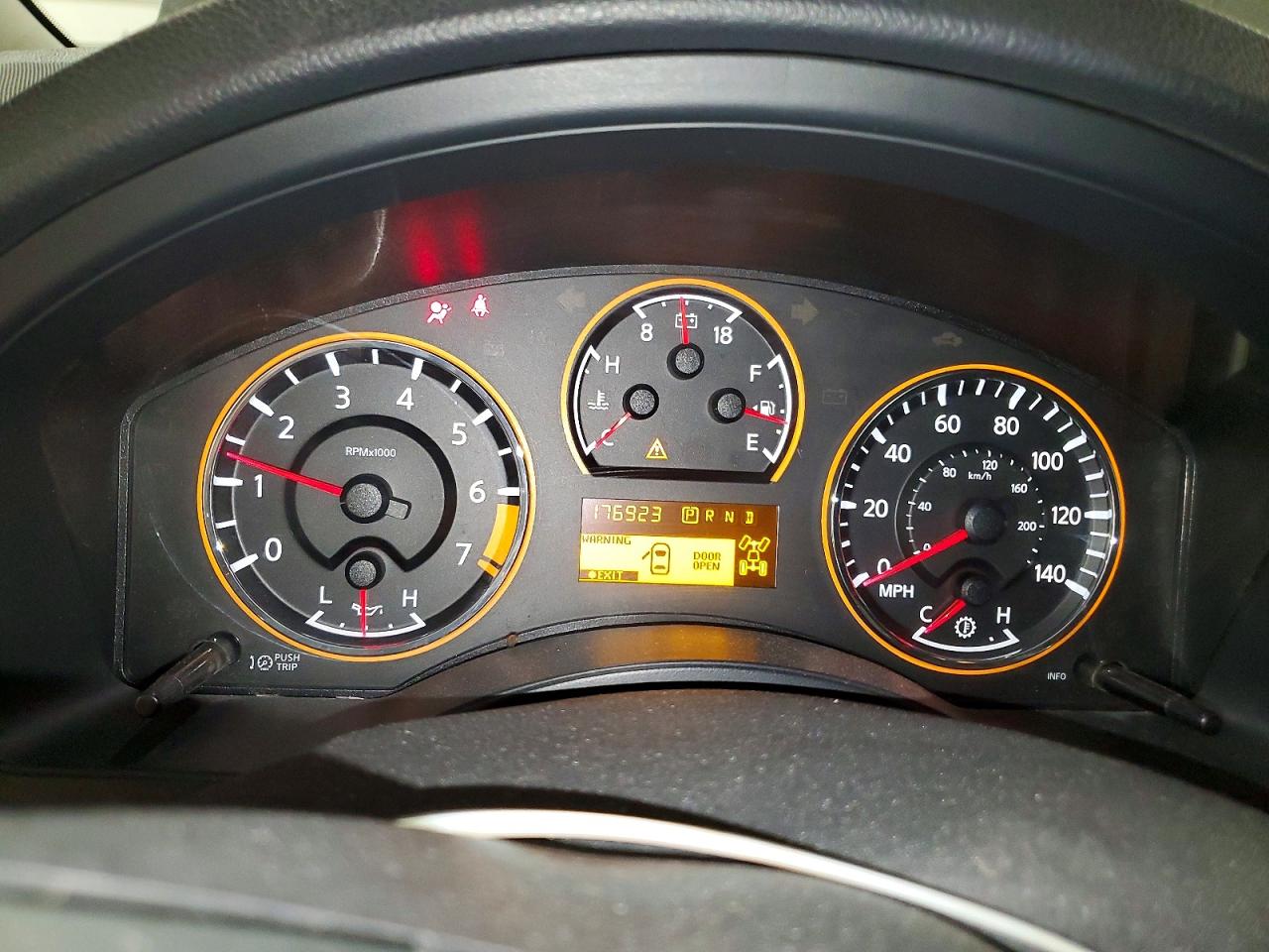 Nissan Armada Sv