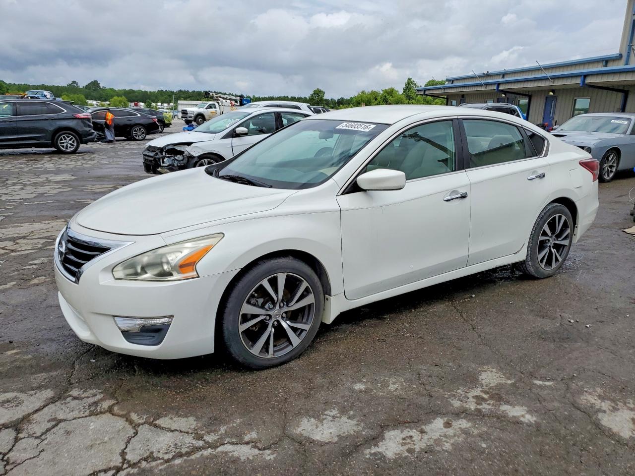 Salvage Nissan Altima Image