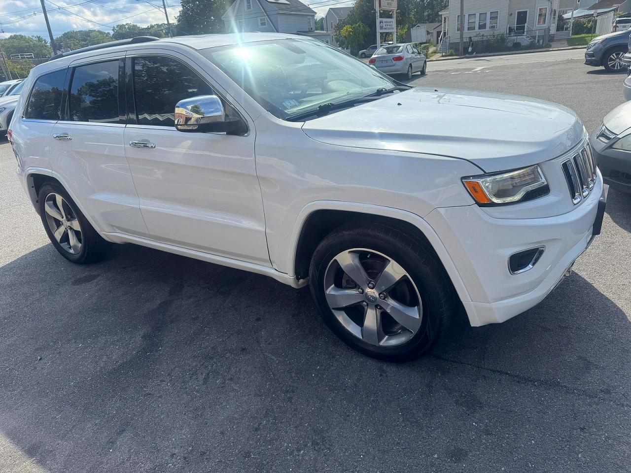 Salvage Jeep Cherokee Image