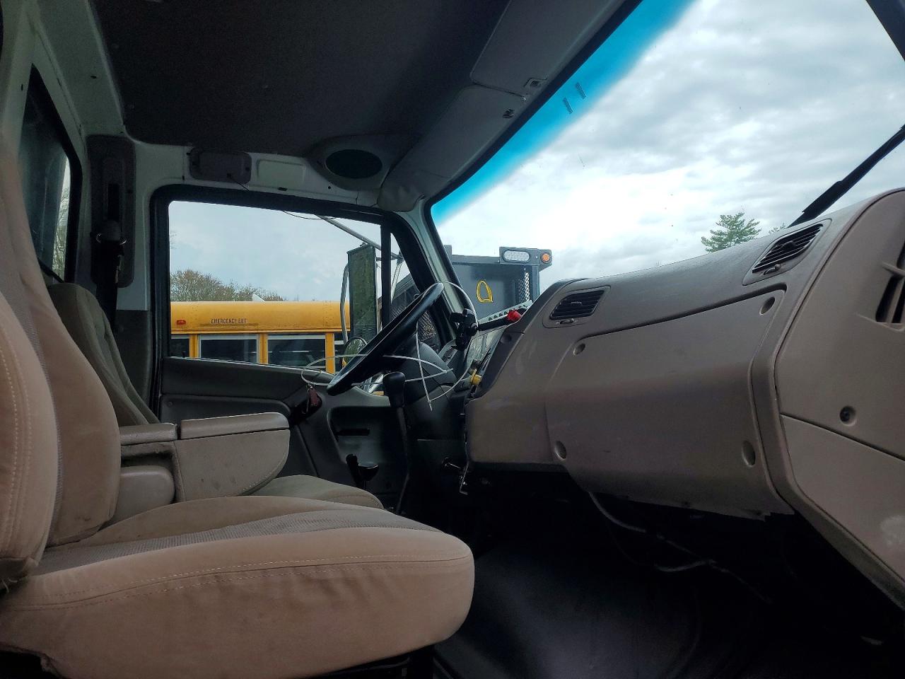 Sterling Truck M 7500