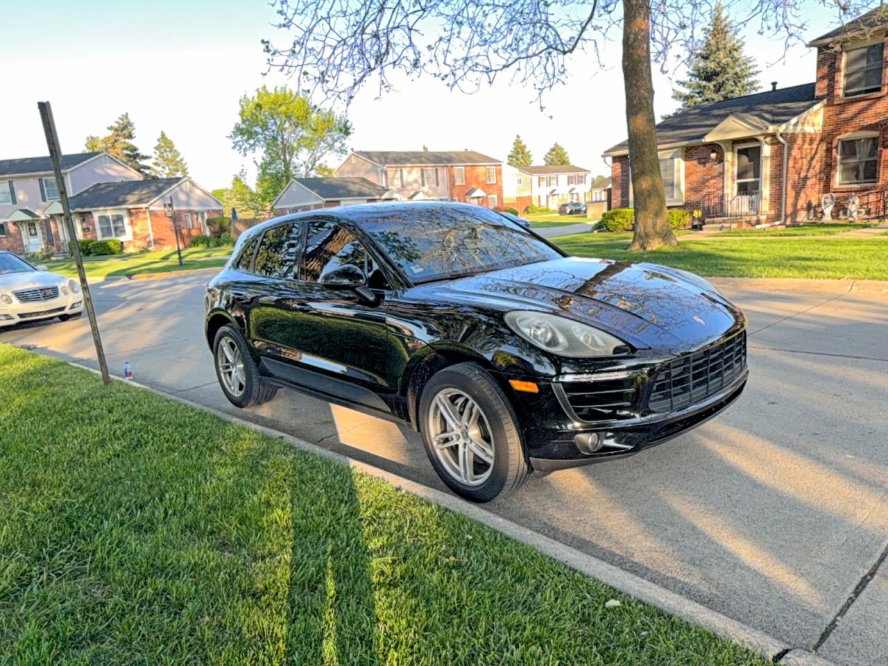 Salvage Porsche Macan Image