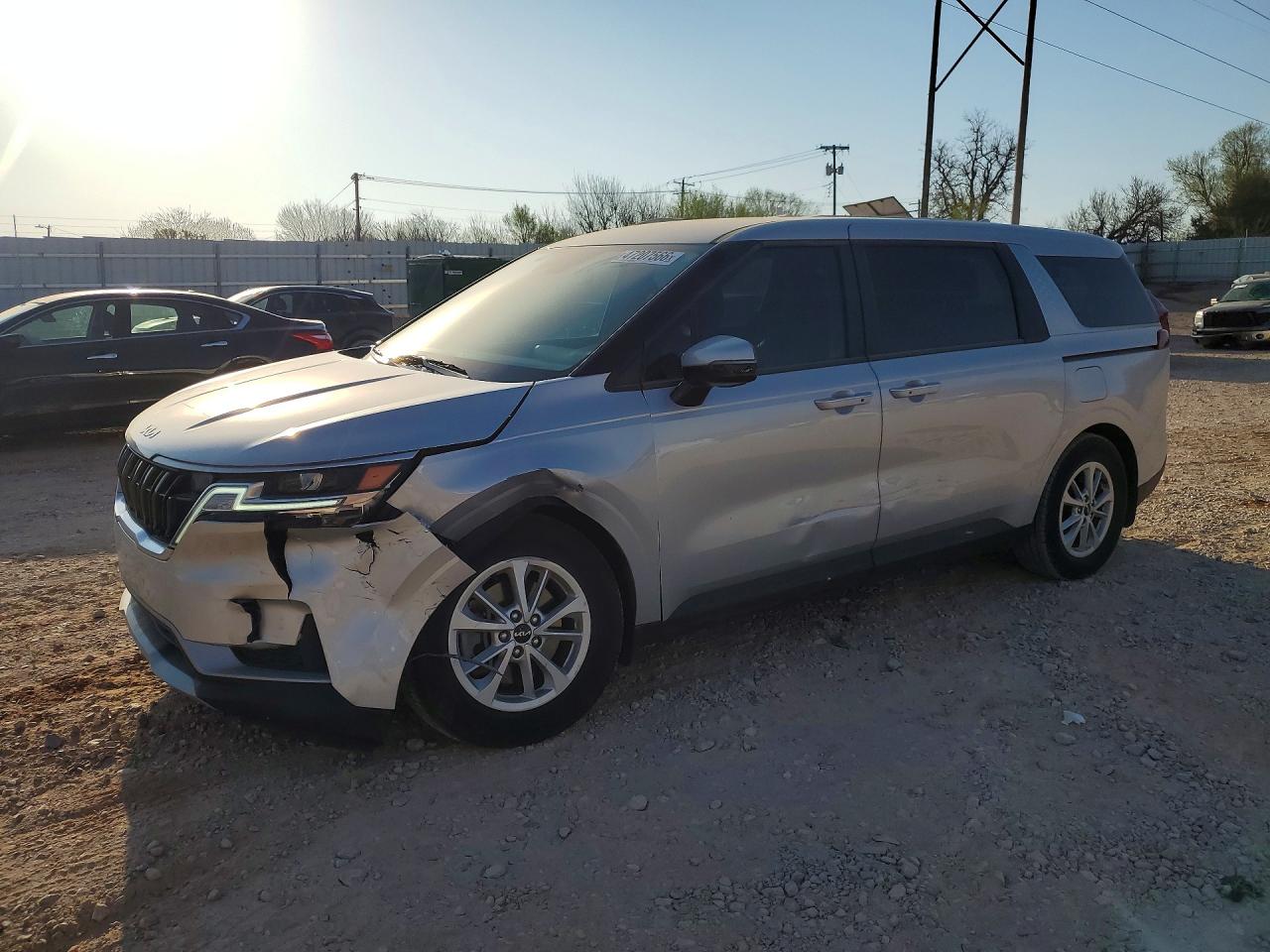 Salvage Kia Carnival Image