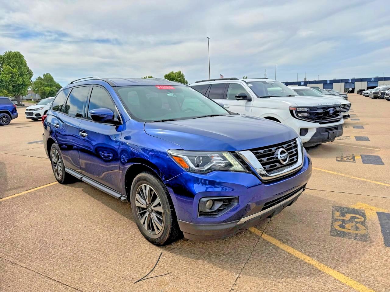 Salvage Nissan Pathfinder Image