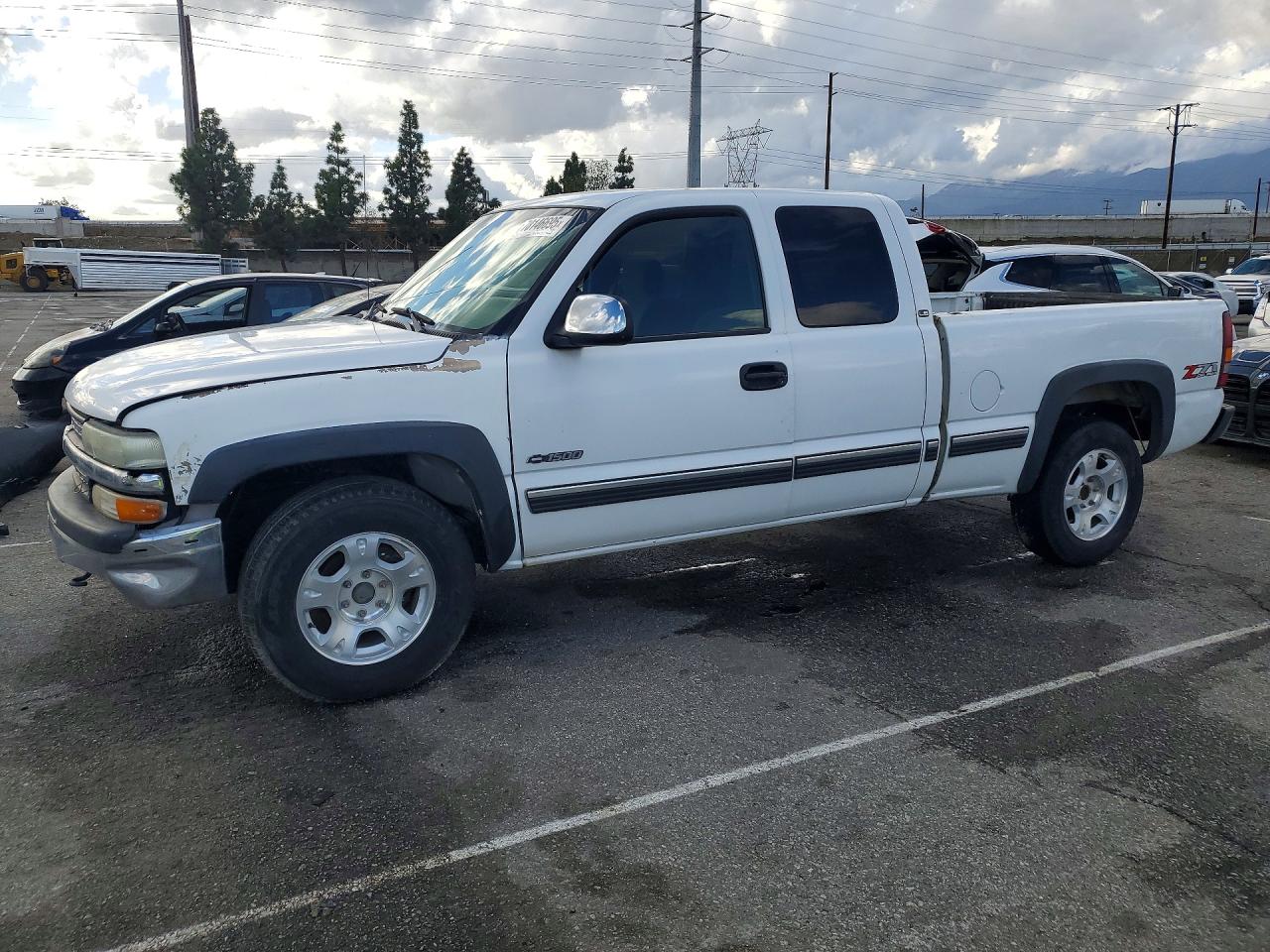 Salvage Chevrolet Silverado Image