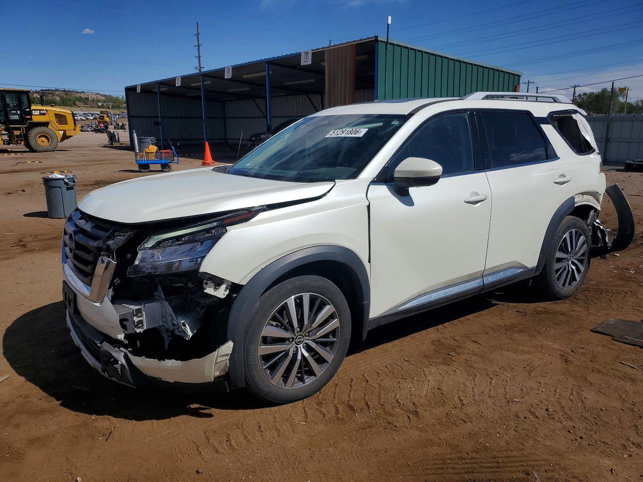 Salvage Nissan Pathfinder Image