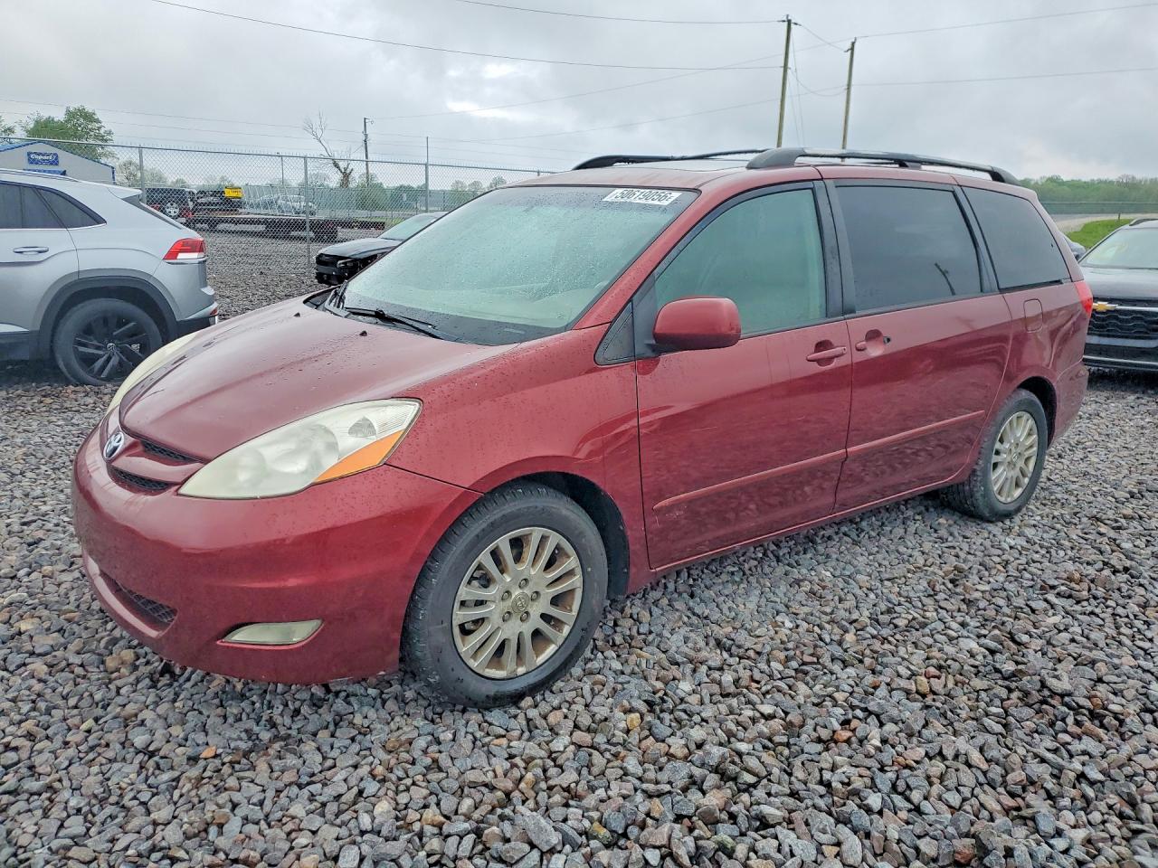 Salvage Toyota Sienna Image