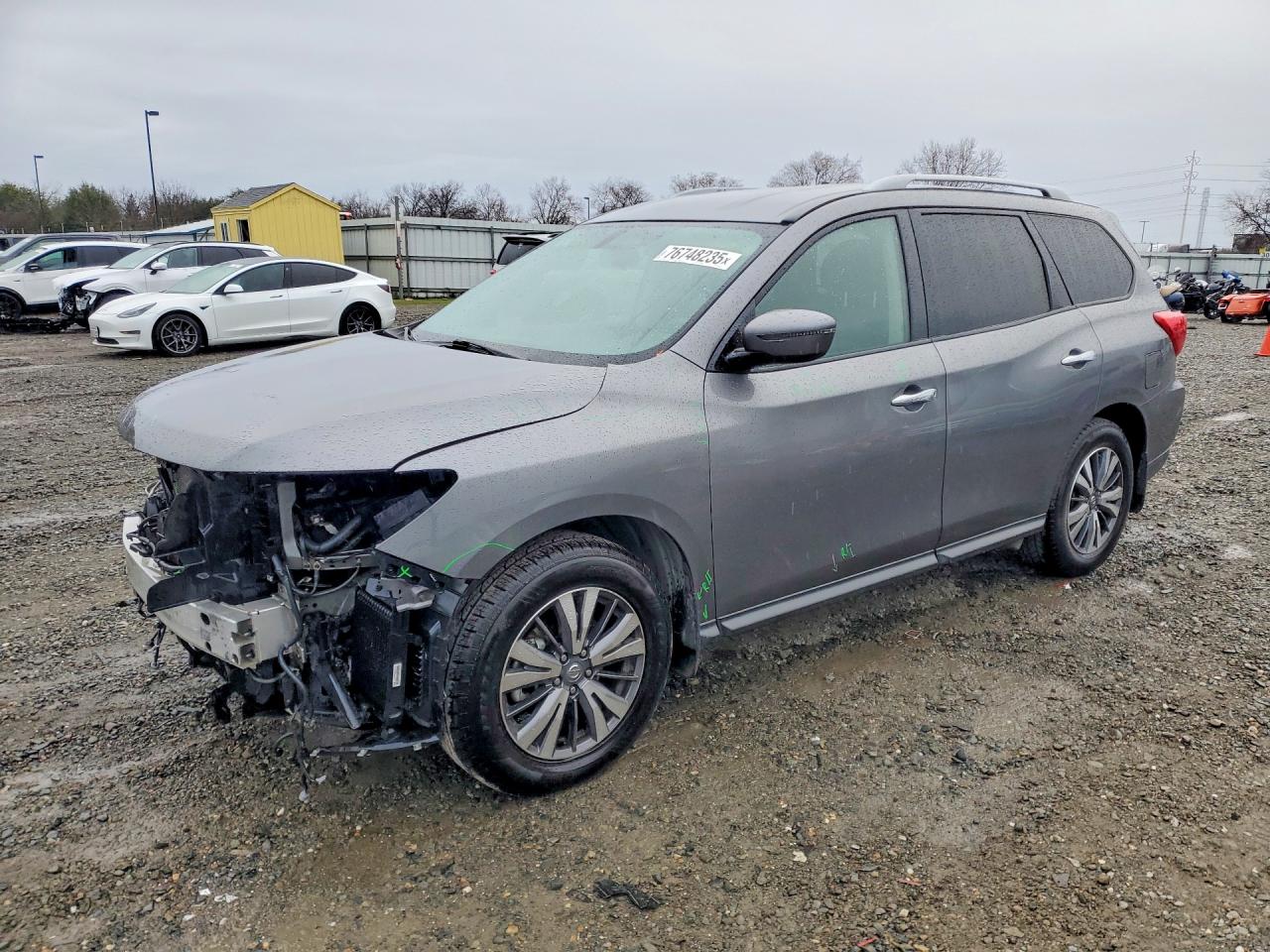 Salvage Nissan Pathfinder Image