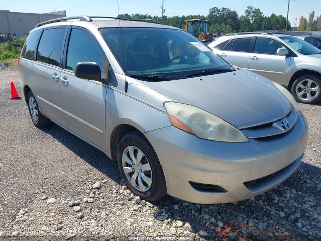 Salvage Toyota Sienna Image