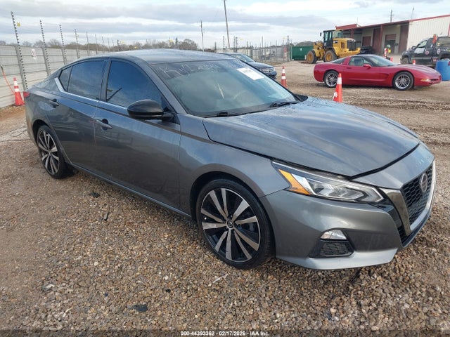 Salvage Nissan Altima Image