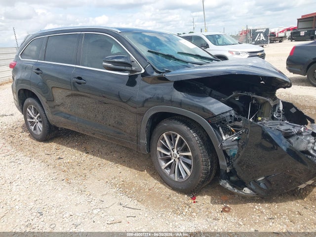 Salvage Toyota Highlander Image