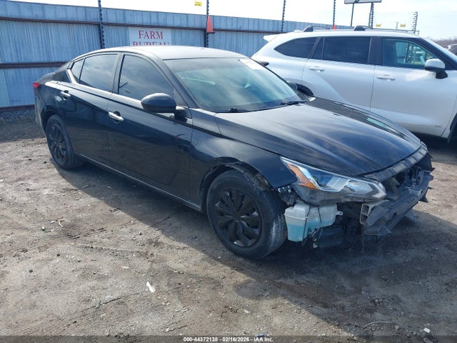 Salvage Nissan Altima Image