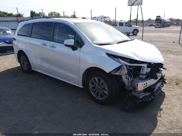 Salvage Toyota Sienna Image