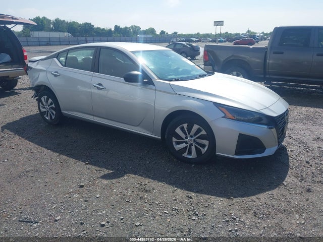 Salvage Nissan Altima Image