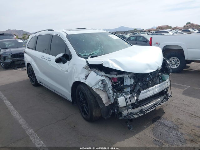 Salvage Toyota Sienna Image
