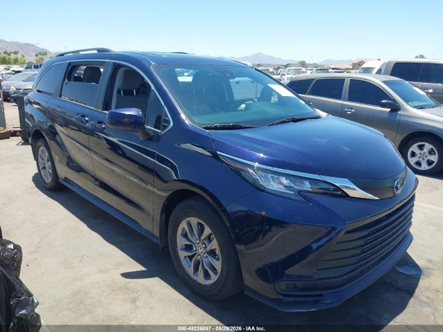 Salvage Toyota Sienna Image