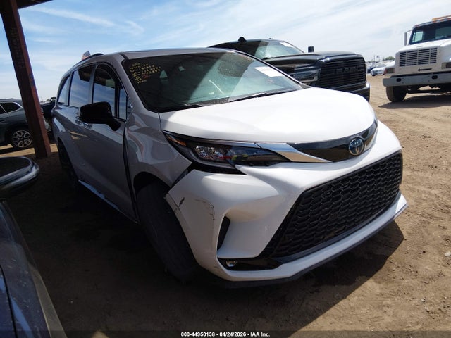 Salvage Toyota Sienna Image