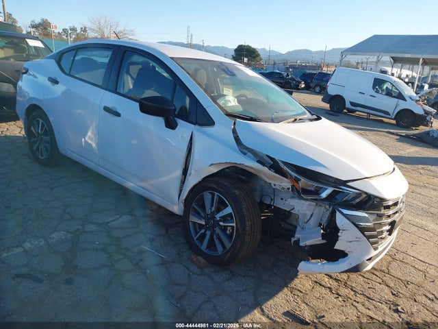 Salvage Nissan Versa Image